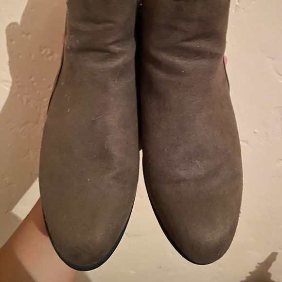 Brown booties w/ zipper, perfect for fall! 🤎 - Picture 4 of 4